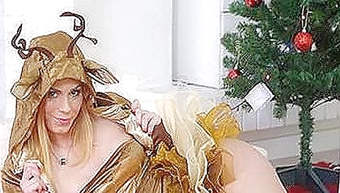 Sexy brunette babe Chrissy fox gets on a vr porn show