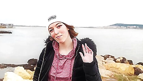 Hot babe in stockings and stockings gives a good facefucking