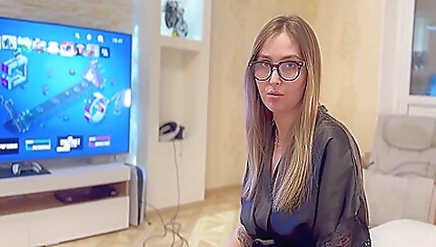 Tricky Stepson Fucks His Naive Stepmom While She Is In Virtual Reality