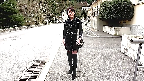 Dental assistant goes to the mouth to take a mouth to mouth casting